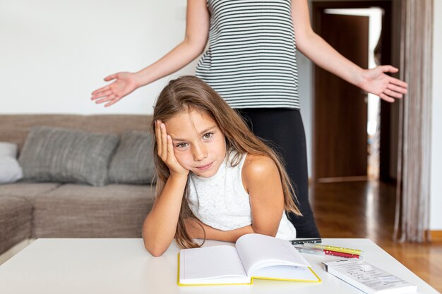 어린 소녀는 그녀의 숙제에 화가