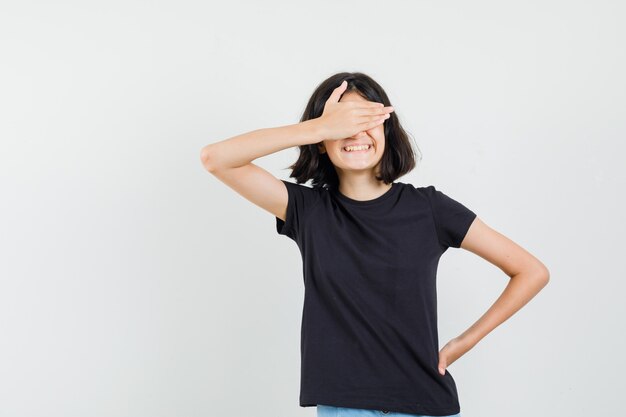 目に手をつないで幸せそうに見える黒いTシャツの少女、正面図。