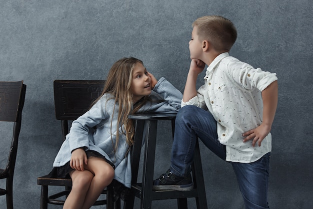 Bambina e un ragazzo su grigio