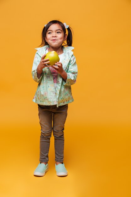 小さな女の子子供食用リンゴ。