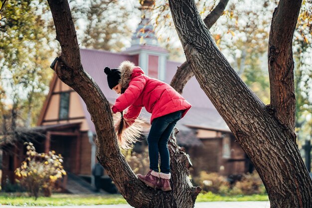 Маленькая девочка, чтобы залезть на дерево