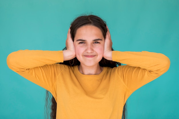 Foto gratuita bambina che copre le orecchie