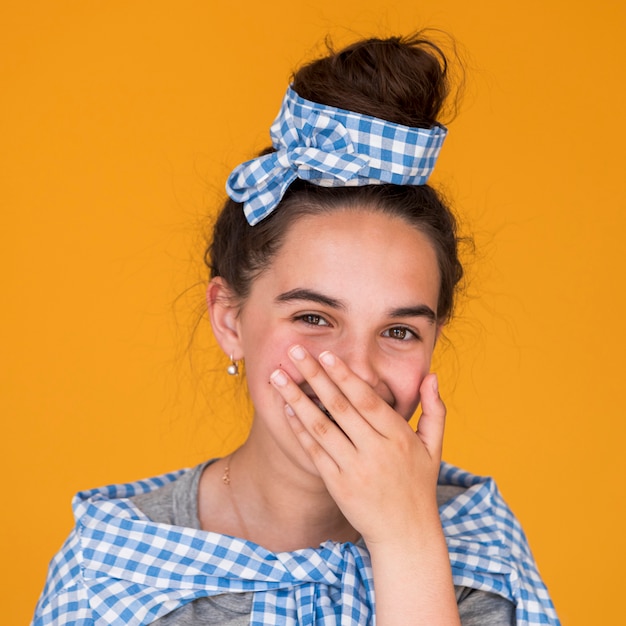 Foto gratuita bambina che copre la bocca