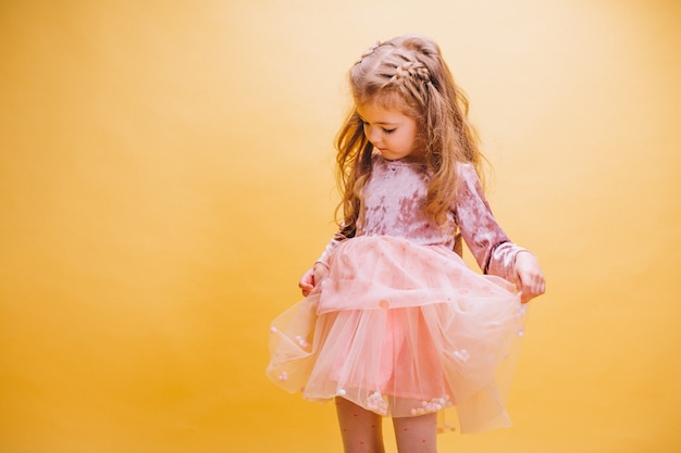 Маленькая девочка в милом платье