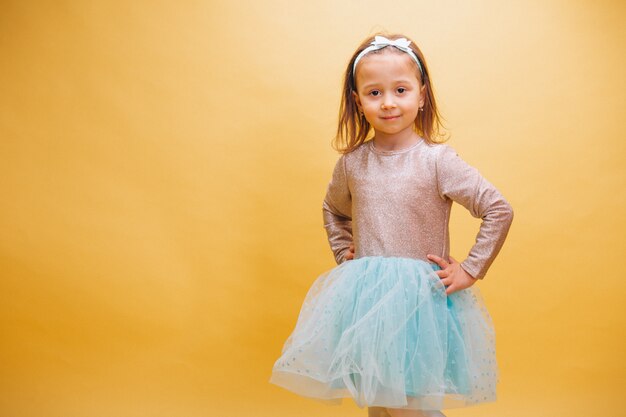 Foto gratuita bambina in abito carino