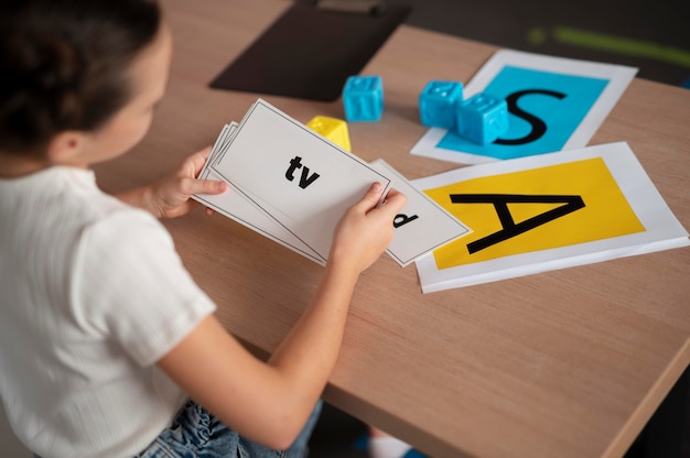 Bambina che fa logopedia in una clinica