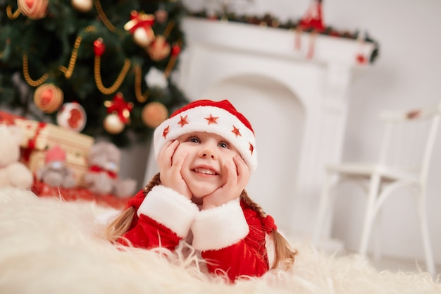 Free photo little girl dressed in santa