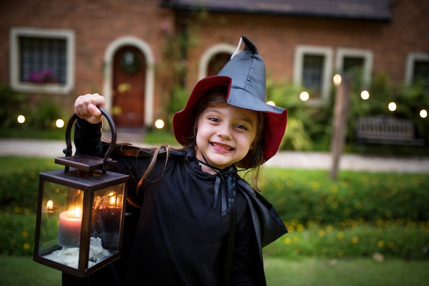 Free photo little girl dressed up as a witch