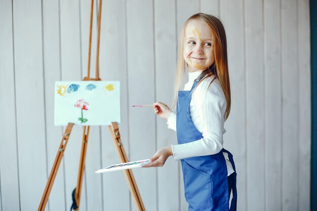 Маленькая девочка рисует
