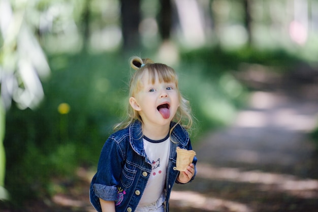 無料写真 少女は、アイスクリームを食べて、彼女の舌を突き出し