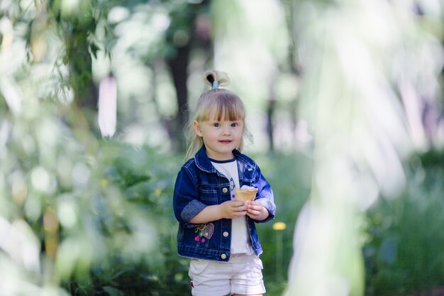 アイスクリームとフォーカスのうち、画像の残りの部分を食べる少女