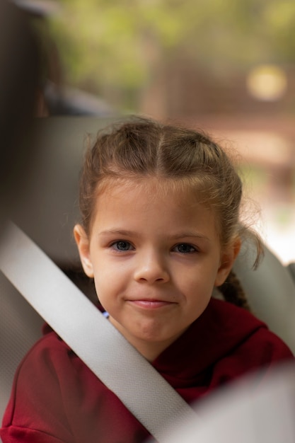 Bambina che si gode il viaggio di famiglia