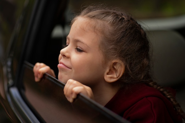 Bambina che si gode il viaggio di famiglia