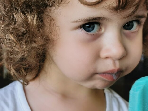 大きなアイスクリームを保持しているかわいい赤ちゃん女の子子供 女性の子供は 2つの面白い髪のお団子を持っている黄色と白の縞模様のドレスを着て 幸せそうに見えます 無料の写真 大きなアイスクリームを保持しているかわいい赤ちゃん女の子子供 女性の子供は 2つの面白い髪のお団子を持っている黄色と白の縞模様のドレスを着て 幸せそうに見えます 無料の写真