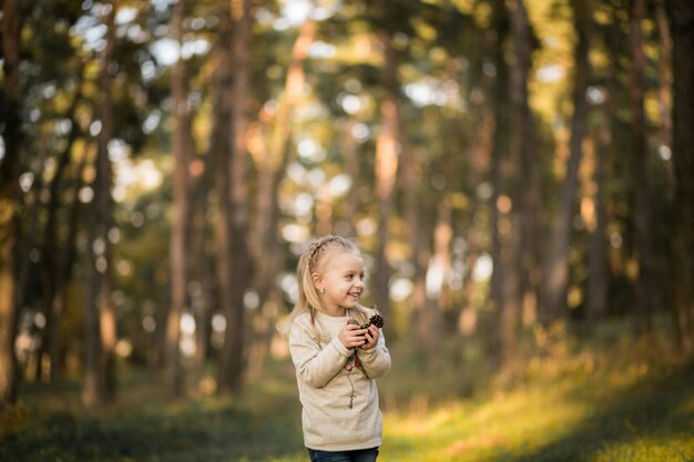 Маленькая девочка в лесу