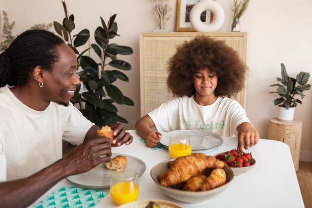 Маленькая девочка завтракает с отцом