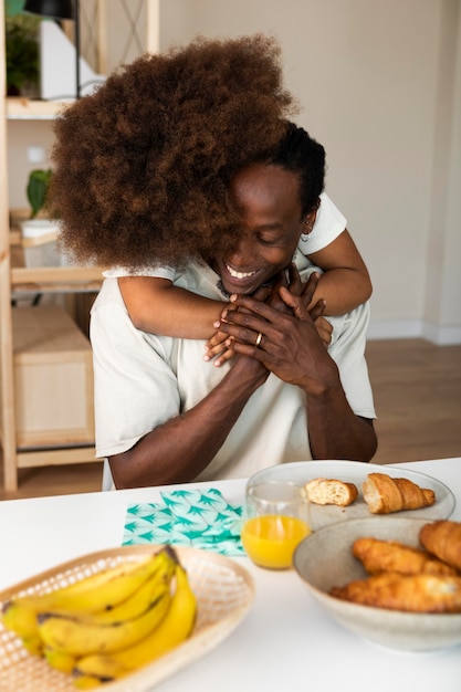 Foto gratuita bambina che fa colazione con suo padre