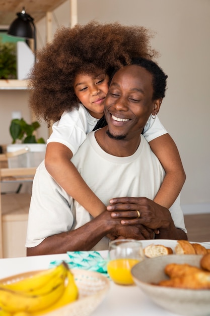 Foto gratuita bambina che fa colazione con suo padre