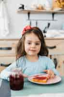 Free photo little girl having her breakfast