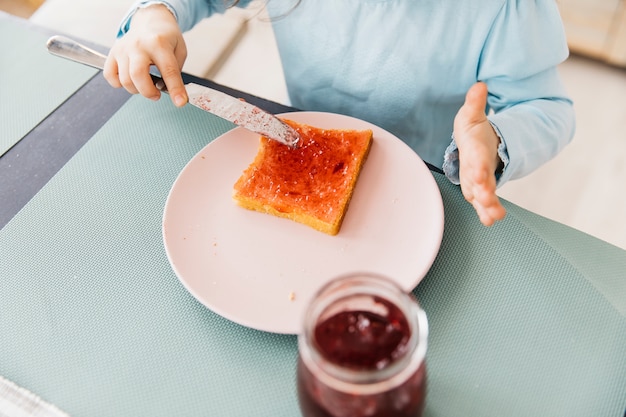 彼女の朝食を持つ少女