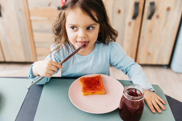 Foto gratuita bambina con la sua colazione