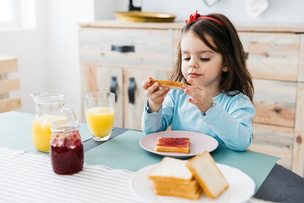 彼女の朝食を持つ少女