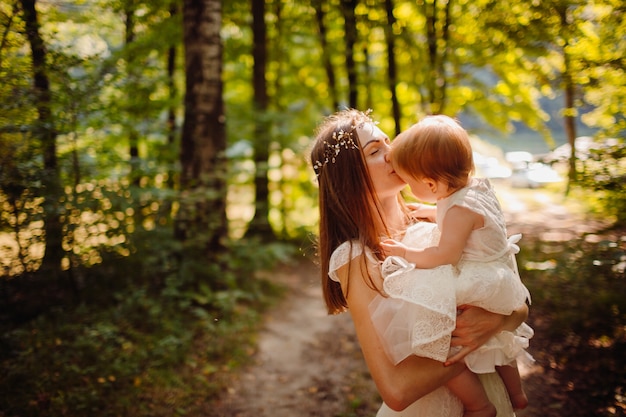 Foto gratuita la bambina nasconde il viso sulle braccia della madre