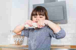 Foto gratuita bambina che tiene la pasta nelle mani