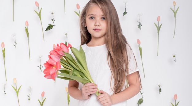 Free photo little girl holding tulip bouquet