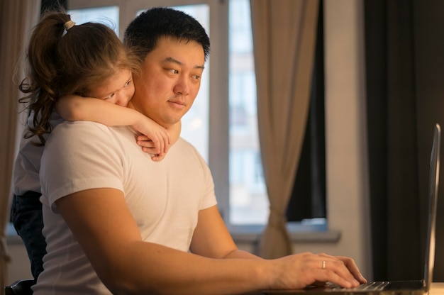 Free photo little girl hugging father