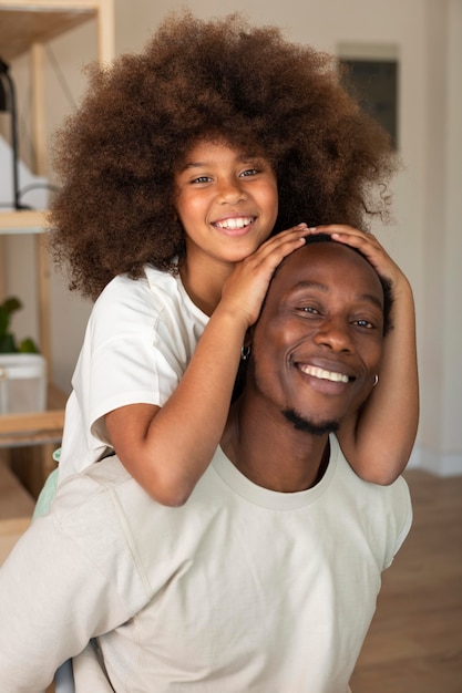 Foto gratuita bambina che abbraccia il suo padre felice