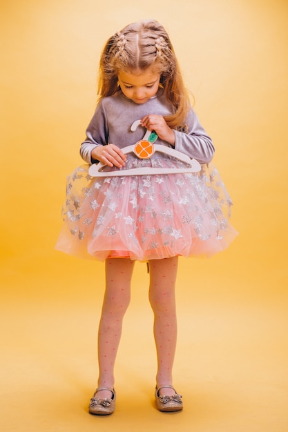 Бесплатное фото Маленькая девочка в милом платье