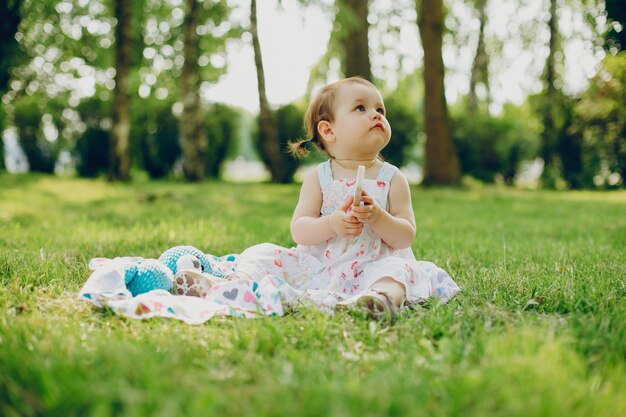 小さな女の子が公園で休んでいる