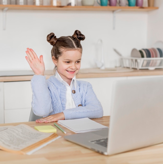 Foto gratuita bambina che conosce la risposta alla domanda del suo insegnante