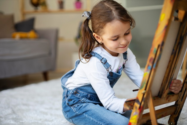 Foto gratuita bambina che impara a dipingere