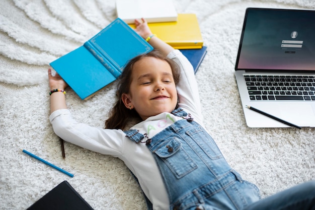 Foto gratuita bambina che impara a leggere