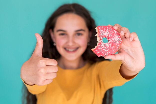 유약 된 도넛을 좋아하는 어린 소녀