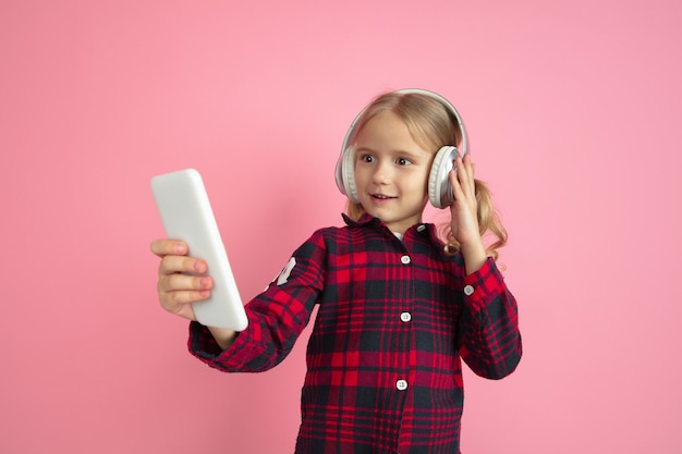 Free photo little girl listening to music