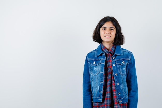 Foto gratuita bambina che guarda l'obbiettivo in camicia, giacca e guardando fiducioso, vista frontale.