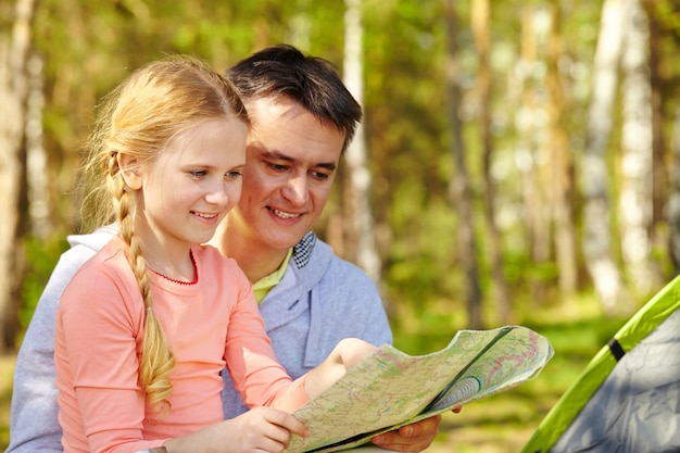 Маленькая девочка, глядя на карту с ее отцом