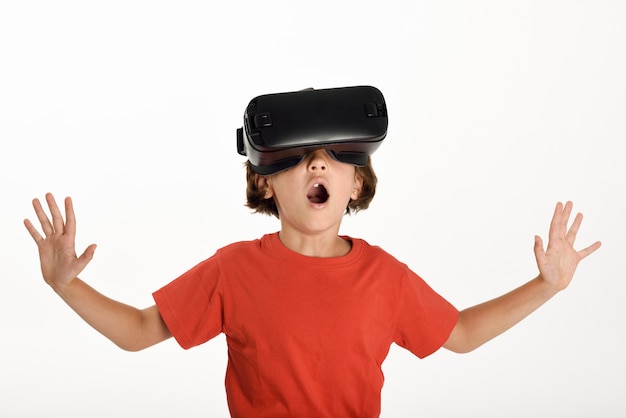 Маленькая девочка, глядя в очки VR и gesturing его руками.