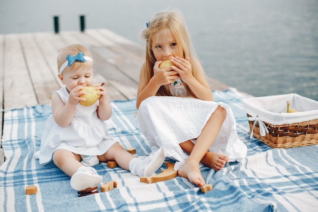 Foto gratuita bambina vicino al lago