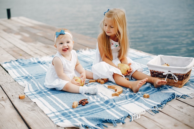 Foto gratuita bambina vicino al lago