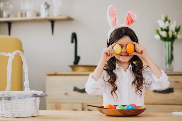 Uova della pittura della bambina per pasqua