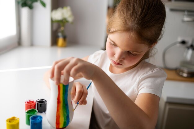 Vaso dipinto da bambina a casa