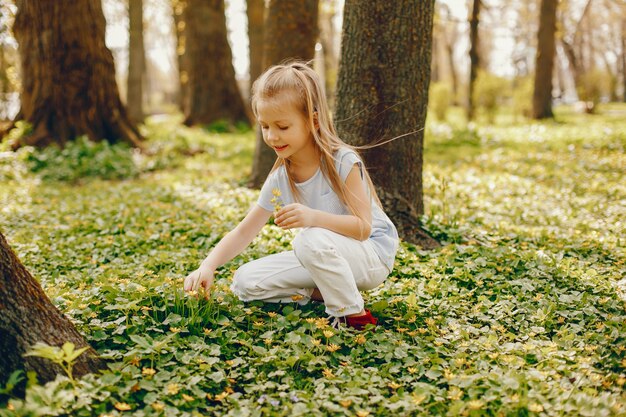 маленькая девочка в парке