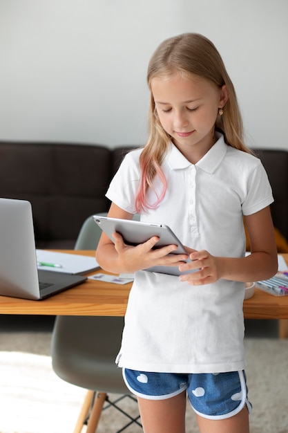 Маленькая девочка, участвующая в онлайн-классах дома