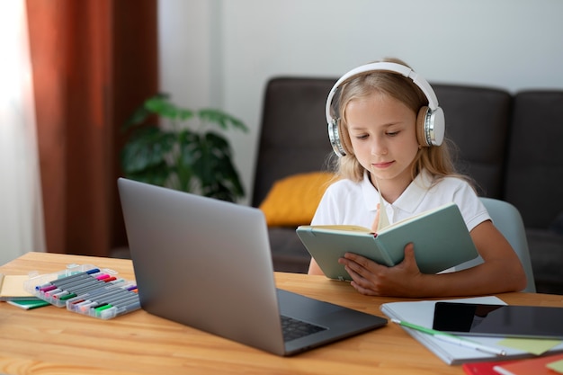 Foto gratuita bambina che partecipa alle lezioni online