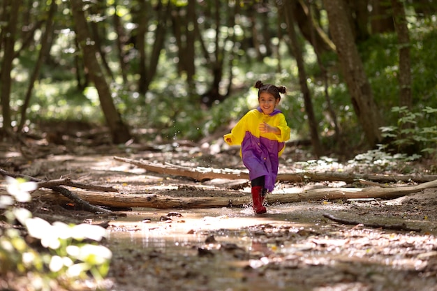 Free photo little girl participating in a treasure hunt