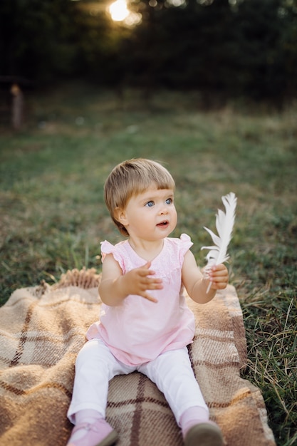 Free photo little girl playing in park